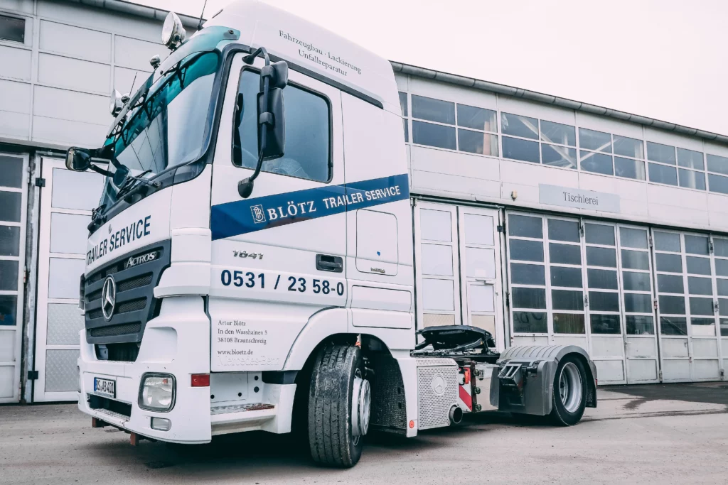 Mercedes-Benz Truck mit Bl&ouml;tz Trailer Service Beklebung auf einem Werkstattgel&auml;nde
